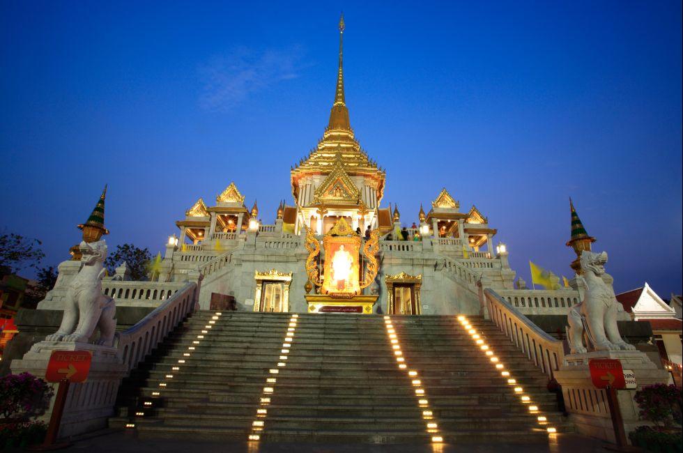 Wat Traimit entrance at dusk in Bangkok, Thailand.  Traimit temple, located near China town, is built in 1832 by three Chinese donors.; 