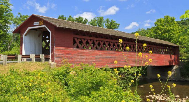 Historic Henry Covered bridge over the Walloomsac River e in Bennington, Vermont